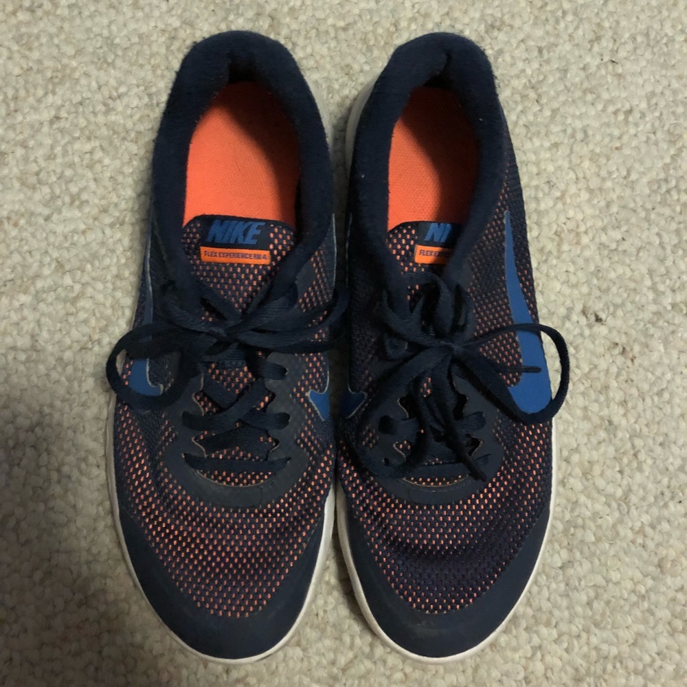 Like new Nike tennis shoes.